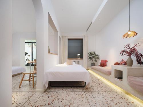 Superior King Suite image 8