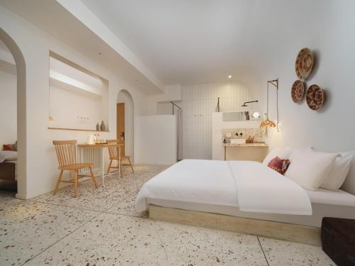 Superior King Suite image 9