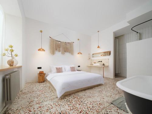 Superior King Suite image 6