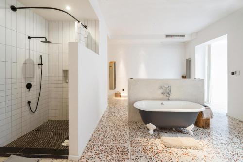 Superior King Suite image 2