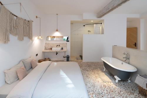 Superior King Suite image 3