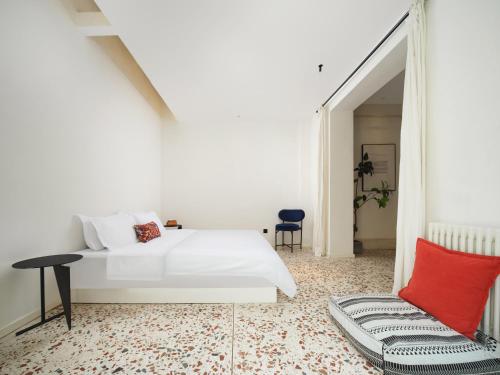Deluxe Double Room - Courtyard View image 4