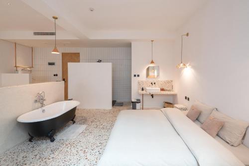 Deluxe Double Room - Courtyard View image 1