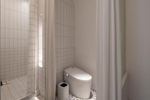 Deluxe Family Suite with Courtyard View image 9