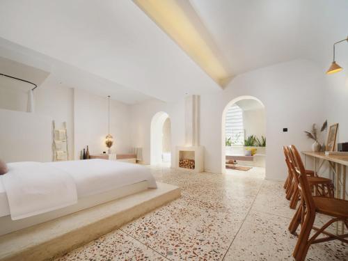 Deluxe Family Suite with Courtyard View image 7