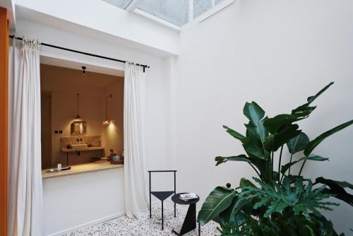 Deluxe Double Room - Courtyard View image 3