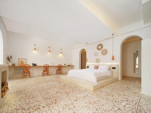 Deluxe Family Suite with Courtyard View image 8