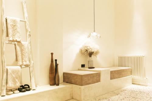 Deluxe Family Suite with Courtyard View image 5