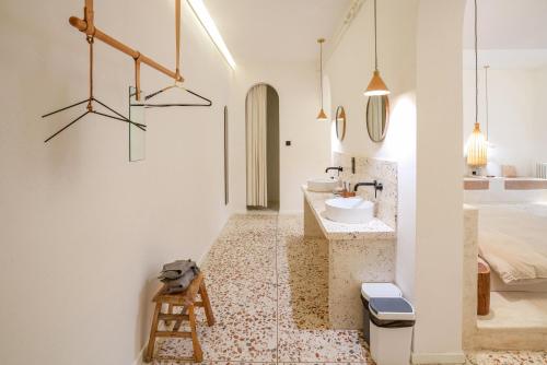 Deluxe Family Suite with Courtyard View image 3