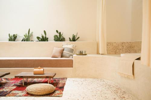 Deluxe Family Suite with Courtyard View image 2