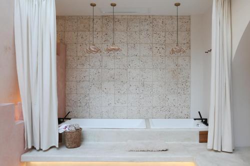Deluxe Family Suite with Courtyard View image 10