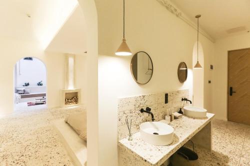 Deluxe Family Suite with Courtyard View image 1