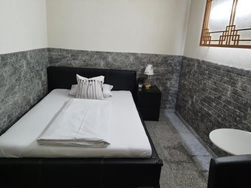 Single Room image 2