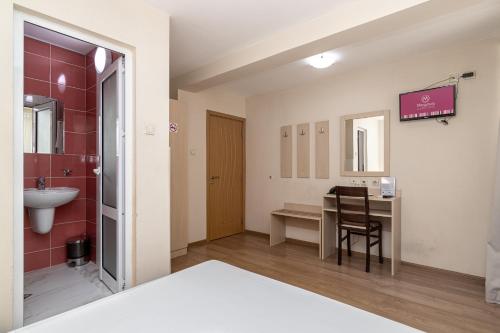 Family Hotel Madrid - image 10