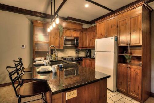 Les Manoirs Wpool & Hot Tub Near Village 110-7 in Mont-Tremblant, Canada