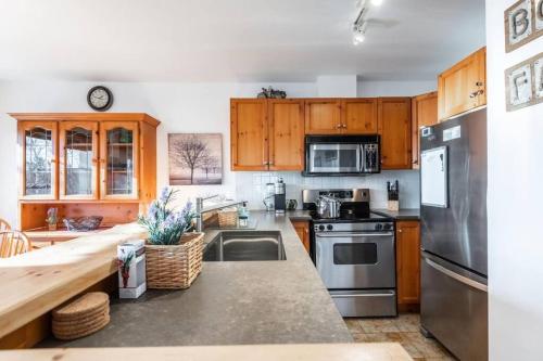 Hauts-bois Ski Inout 2brs Wpool Access 197-9 in Mont-Tremblant, Canada