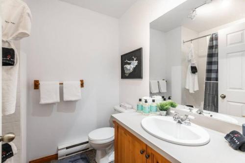 Hauts-bois Ski Inout 2brs Wpool Access 197-9 in Mont-Tremblant, Canada