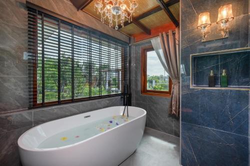 The garden pool villa resort at Doi Saket - 온수 욕조