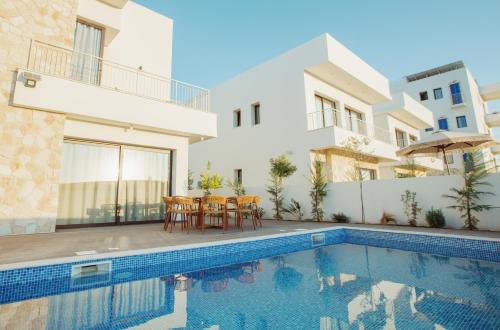 Larnaca LIV & CO Suites – khách sạn tại Oroklini