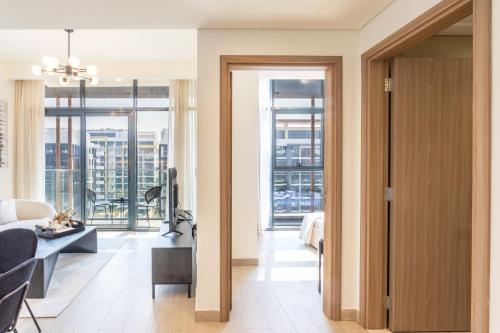 Trendy Azizi Riviera 1-Bed with Balcony Views, Дубай (фото 10)