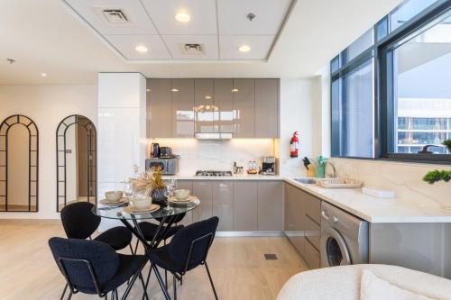 Trendy Azizi Riviera 1-Bed with Balcony Views, Дубай (фото 6)