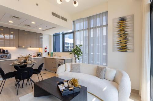 Trendy Azizi Riviera 1-Bed with Balcony Views, Дубай (фото 3)