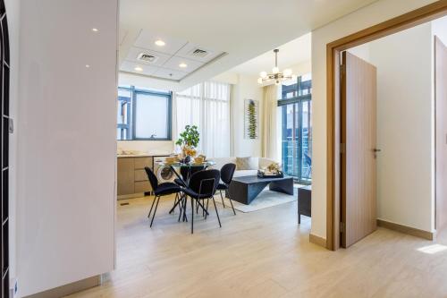 Trendy Azizi Riviera 1-Bed with Balcony Views, Дубай (фото 8)