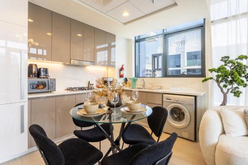 Trendy Azizi Riviera 1-Bed with Balcony Views, Дубай (фото 7)