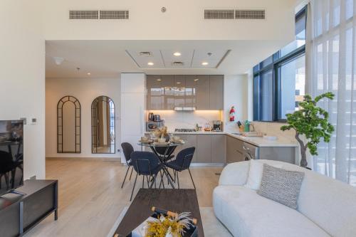 Trendy Azizi Riviera 1-Bed with Balcony Views, Дубай (фото 4)