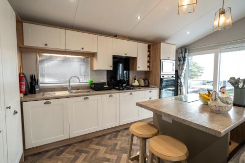 ELITE BLUE LUXURY 3 BEDROOM LODGE NEWQUAY, CORNWALL in Trebarber