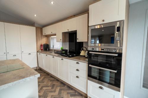 ELITE BLUE LUXURY 3 BEDROOM LODGE NEWQUAY, CORNWALL in Trebarber