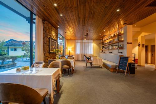 Restaurant, Guilin Village Creek Inn--Fee pick up service over three nights in Fløytesivgrotten