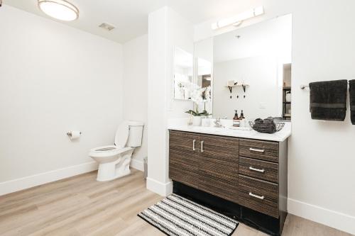 Ruby 2 BR apt in MiracleMile - Tap to explore photos