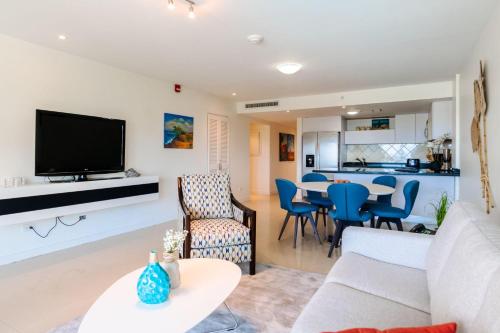 Beachfront - Deluxe View 2BR condo - E323