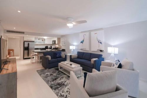 Beachfront - Garden Delight 2BR condo - E125-2, Palm-Eagle Beach (photo 9)