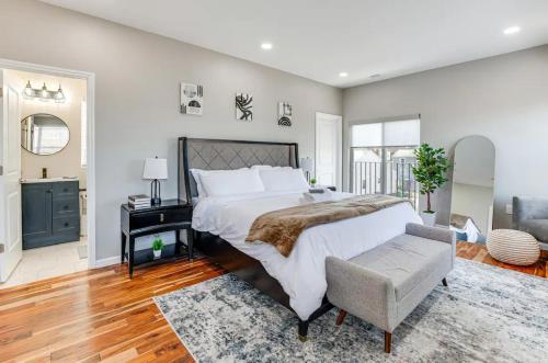 Townhouse - Urban Living with Rooftop Deck! in Newark, USA