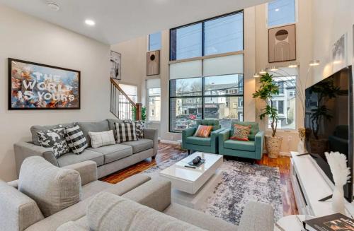 Townhouse - Urban Living with Rooftop Deck! in Newark, USA
