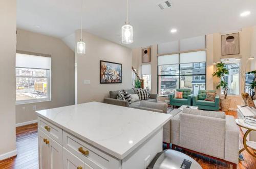 Townhouse - Urban Living with Rooftop Deck! in Newark, USA