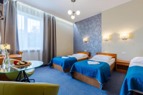 4 twin beds