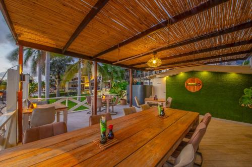 ห้องอาหาร, LionsDive Beach Resort in มารี ปัมเปิน