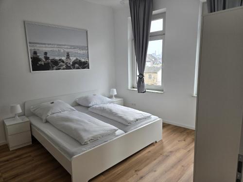 1 queen bed, 3 twin beds
