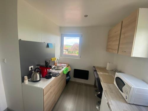 Chambre Paon avec partie commune A 6min de l A26 et 15 min de stOmer, lumbres et aire sur la lys in Quiestede (Nord-Pas-de-Calais)