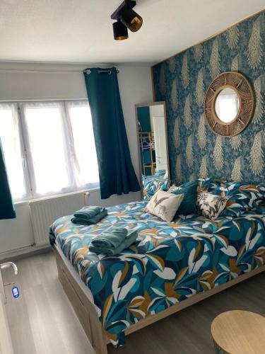 Chambre Paon avec partie commune A 6min de l A26 et 15 min de stOmer, lumbres et aire sur la lys in Quiestede (Nord-Pas-de-Calais)