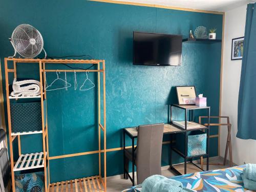 Chambre Paon avec partie commune A 6min de l A26 et 15 min de stOmer, lumbres et aire sur la lys in Quiestede (Nord-Pas-de-Calais)