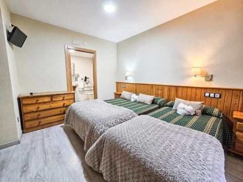 1 double bed, 1 twin bed
