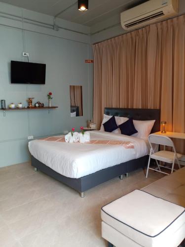 room detail thumbnail 2