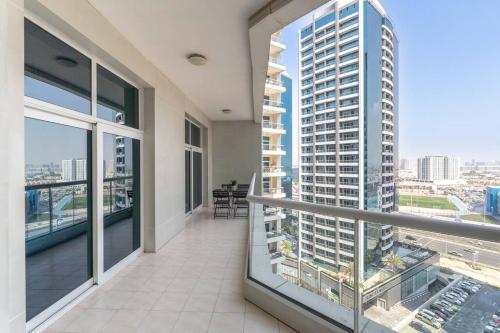 Vogue Vacation Homes, Al Fahad Tower, Al Barsha Heights near Mall of The Emirates, Walking Distance to DIC Metro Station, Two Bedroom Apartment with Balcony and Access to all Amenities, Dubái