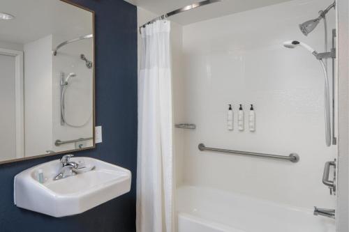 Fairfield Inn & Suites by Marriott Fort Myers Cape Coral - image 11