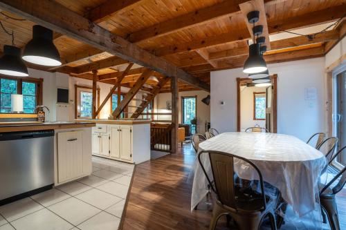Au Chic Chalet des Chutes Chic Chalet in Lac-Rocher (QC)