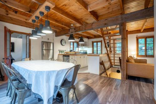 Au Chic Chalet des Chutes Chic Chalet in Lac-Rocher (QC)